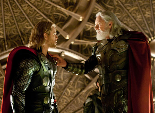 Um seinem Sohn und Thronfolger Thor (Chris Hemsworth, l.) Demut zu lehren, verbannt Odin (Anthony Hopkins, r.) ihn auf die Erde, solange bis er sich seiner Mächte würdig erweist ... Bild: Sender/Marvel