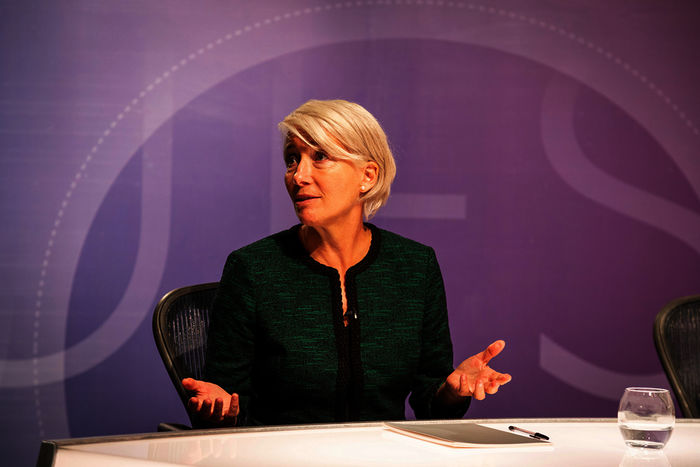 Die provokante Populistin Vivienne Rook (Emma Thompson), gewinnt an Einfluss und sorgt im Live-TV für einen Skandal. Bild: Sender / ZDF / Matt Squire.