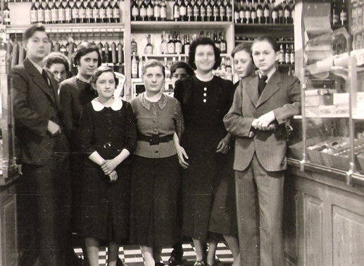 Theo Albrecht (ganz links) und Karl Albrecht (ganz rechts) mit dem Personal des elterlichen Geschäfts in Essen, 1939. Bild: Sender / Privatfoto