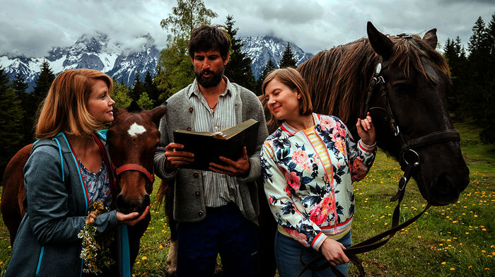 Hanna (Anette Frier) sieht das Verhältnis zwischen Beate (Anna Drexler) und Leonhard (Tom Beck) mit gemischten Gefühlen. Bild: Sender / ARD Degeto / Marc Reimann