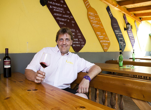 Robert (37) - der spontane Weinbauer aus Niederösterreich – ist Winzer und hat zwei Heurigenbetriebe. Er sucht eine Frau, mit der er gemeinsam alt werden kann und möchte mit seiner Auserwählten die  schönen Dinge des Lebens genießen. Bild: Sender
