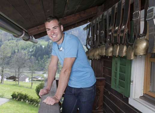 Florian – Der abenteuerlustige Naturbursch, 26 Jahre aus Vorarlberg. Florian betreibt eine Mutterkuhhaltung und Milchwirtschaft. Der abenteuerliche Naturbursch hat eine 5-jährige Tochter, die er als seinen absoluten Goldschatz bezeichnet. Auch mit seiner zukünftigen Freundin möchte er noch Kinder bekommen. Bild: Sender