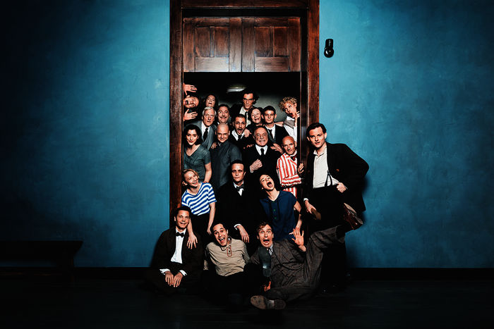 Key-Visual "Die Neue Zeit": Die Hauptdarsteller der Event-Mini-Serie tümmeln sich alle im Rahmen einer offenen stehenden Tür. Julia Franz Richter Ernst Stötzner, Julia Goldberg, Sven Schelker, Anna Maria Mühe, August Diehl, Valerie Pachner, Marek Harloff, Ludwig Trepte, Alexander Finkenwirth, u. v. a. Bild: Sender / ZDF / Mathias Bothor.