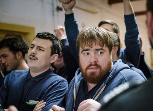 Manni (Tristan Seith) und der Graf (Manuel Rubey) beobachten die Geiselnahme. Bild: Sender / Stefan Erhard