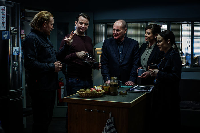 In der Küche des Kommissariats gönnt sich das Team, bestehend aus Steinar Hovland (Kristofer Hivju), Oskar Bergman (Måns Nathanaelsson), Martin Beck (Peter Haber) und Alexandra Beijer (Jennie Silfverhjelm) eine kurze Verschnaufpause. Mit dabei Martins Tochter Inger Beck (Rebecka Hemse). Bild: Sender / ZDF und Johan Paulin.