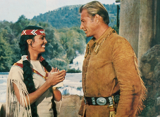 Old Shatterhand (Lex Barker) besucht die schöne Halbindianerin Paloma (Daliah Lavi). Bild: Sender