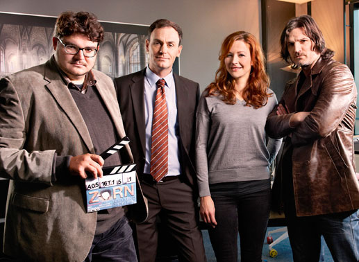 Axel Ranisch (Assistent Schröder), Anian Zollner (Staatsanwalt Sauer), Katrin Bauerfeind (Sekretärin des Staatsanwalts), Mišel Maticevic (Hauptkommissar Claudius Zorn ). Bild: Sender