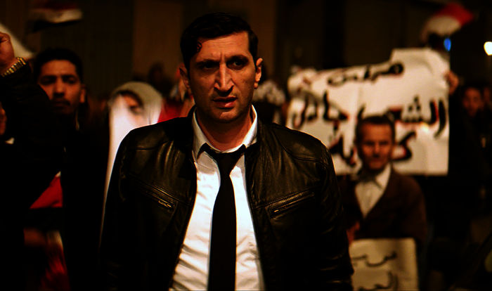 Noredin (Fares Fares) erfährt, dass sein Onkel Kammal etwas mit dem Tod der Sängerin zu tun hat. Kurz darauf geraten beide in eine Massendemonstration des Arabischen Frühlings. Bild: Sender / Atmo Rights39