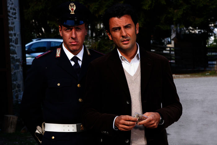 Huber (Gianmarco Pozzoli) und Kommissar Vincenzo (Enrico Ianniello) ermitteln in einem komplizierten Fall. Bild: Sender