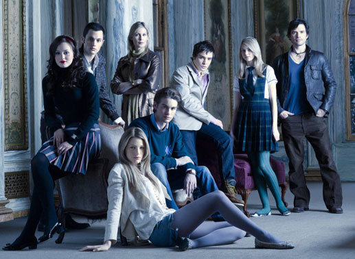 Hinten: Leighton Meester (Blair Waldorf), Penn Badgley (Dan Humphrey), Kelly Rutherford (Lily van der Woodsen), Ed Westwick (Chuck Bass), Taylor Momsen (Jenny Humphrey), Matthew Settle (Rufus Humphrey); vorne: Blake Lively (Serena van der Woodsen), Chace Crawford (Nate Archibald). Bild: Sender