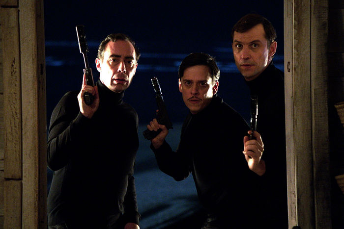 Die Agenten Moulinier (Bruno Paviot), Jacquard (Karim Barras) und Calot (Jean-Edouard Bodziak). Bild: Sender / ARTE France / Mandarin Production