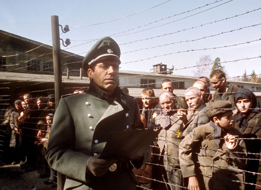 Der SS-Kommandant Eduard Roschmann (Maximilian Schell) führt im KZ ein grausames Regiment. Bild: Sender