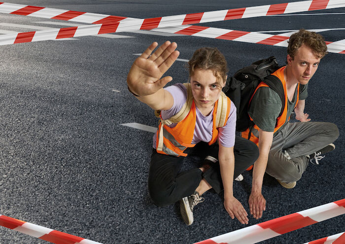 Aufgestaut: Lena (Valerie Stoll) und Finn (Adrian Grünewald). Bild: Sender / ZDF / Bernd Schuller / [M] Serviceplan. 