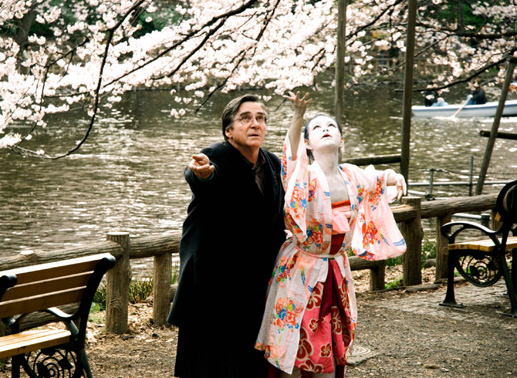 Die Butho-Tänzerin Yu (Aya Irizuki) zeigt Rudi (Elmar Wepper) den Weg mit seiner Frau auch über den Tod hinaus zu kommunizieren. Bild: Sender