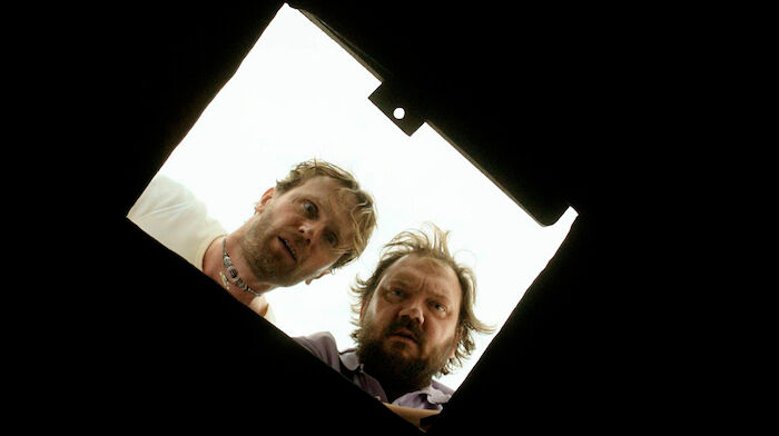 Micha denkt gro&szlig;: Ein Blick in den Brunnen: Jonas Oppermann (Ulrich Brandhoff) und Micha (Charly H&uuml;bner). Bild: Sender / ARD Degeto /MDR / Florida Film / Moritz Schulthei&szlig; (Repro)