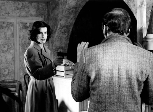 Vercel wird des Mordes verdächtigt und sucht in seiner Agentur Zuflucht. Seine Sekretärin Barbara (Fanny Ardant) ist skeptisch, ob sie ihm glauben kann und versucht, ihn zu einem Geständnis zu bewegen. Bild: Sender