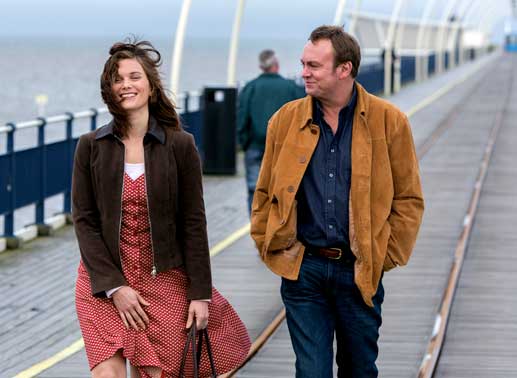 Seit ihrer ersten Begegnung am Tag des Anschlags fühlen sich Joanne (Liz White) und Daniel (Philip Glenister) mehr und mehr zueinander hingezogen. Bild: Sender / Kudos Film / Matt Squire