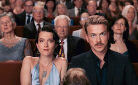 Pfau &ndash; Bin ich echt?  Matthias (Albrecht Schuch) mit einer Klientin (Rina Juniku) w&auml;hrend einer Theatervorf&uuml;hrung. Bild: Sender / NGF / CALA