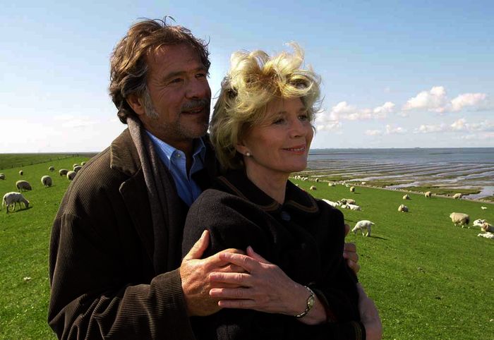 Hannes (Götz George) erfüllt der Almbäuerin Rosa (Christiane Hörbiger) ihren sehnlichsten Wunsch: Einmal das Meer zu sehen! Bild: Sender / ARD / DEGETO /Uwe Ernst