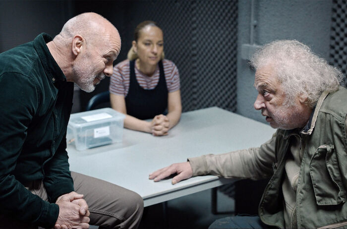 Das Mädchen aus Kyjiw: Der Polizist Vladimir Kovac (Darko Milas) und seine Kollegin Vesna Horak (Sandra Loncaric) befragen den Veteranen Igor Kozul (Zlato Buric), der eine Frauenleiche gefunden hat. Bild: Sender / Danko Vucinovic / Drugi Plan / Beta Film / ZDF / arte