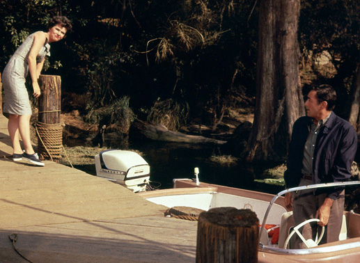 Sam Bowden (Gregory Peck) und seine Frau Peggy (Polly Bergen) flüchten auf den Fluss. Bild: Sender