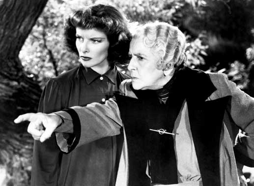Susans (Katharine Hepburn, li.) Tante (May Robson) macht ihrem Unmut über das "tierische Treiben" auf ihrem Landgut Luft. Bild: Sender