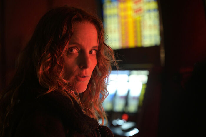 Zwei Seiten des Abgrunds: Luise (Anne Ratte-Polle). Bild: Sender / RTL / Warner TV Serie / Bernd Spauke