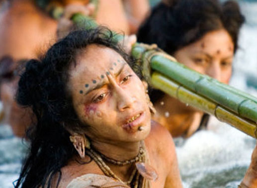 Bis zu jenem Tag, als es von einem feindlichen Maya-Stamm brandschatzend und mordend überfallen wird. Im Bild: Mayra Serbulo, Ariel Galvan. Bild: ORF/Disney/Andrew Cooper
