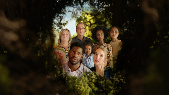 I don't work here: Dawit (Akeem van Flodrop) und Laura (Sina Martens). Hinter ihnen stehen Heidi (Gabriela Maria Schmeide), Walter (Peter Lohmeyer), Fiyori (Lousia Heinricht), Lemlem (Dennenesch Zoudé) und Armana (Chioma Chukwuani). Bild: Sender / ZDF / Alina Simmelbauer / [M] NEUESUPER. 