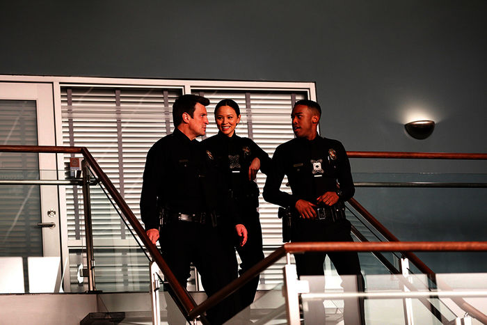 John Nolan (Nathan Fillion), Lucy Chen (Melissa O'Neil) und Jackson West (Titus Makin Jr.) feiern ihr einhunderttägiges Jubiläum beim Department. Bild: Sender