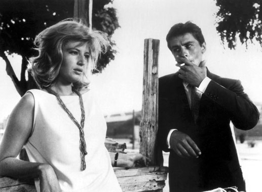 Vittoria (Monica Vitti) hat ein Verhältnis mit dem jungen Börsenagenten Piero (Alain Delon) begonnen. Sie spürt jedoch schon, dass hinter seinen Zärtlichkeiten im Grunde nur Egoismus steckt. Bild: Sender