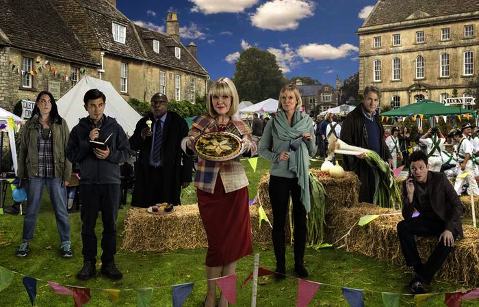 Die pfiffige PR-Beraterin Agatha Raisin (Ashley Jensen) zieht in das kleine Örtchen Carsely und möchte sich unter anderem bei den Bewohnern Gemma Simpson (Katy Wix), DC Bill Wong (Matt McCooey), DI Wilkes (Jason Barnett), Jo Cummings-Browne (Hermione Norris), Andy Cummings-Browne (Robert Bathurst) und Roy Silver (Mathew Horne) beliebt machen. Bild: Sender