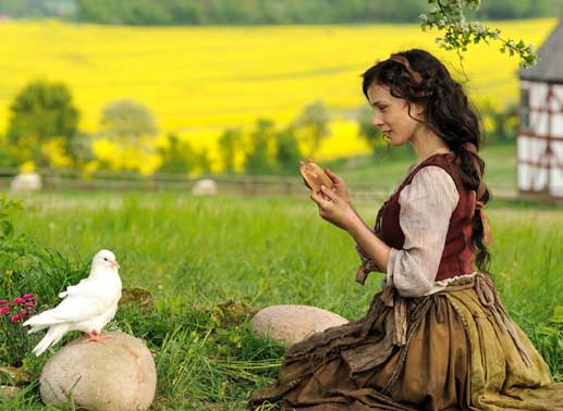 Aschenputtel (Aylin Tezel) klagt am Grab ihrer Mutter ihr Leid und bekommt von der Taube einen Kamm. Bild: Sender