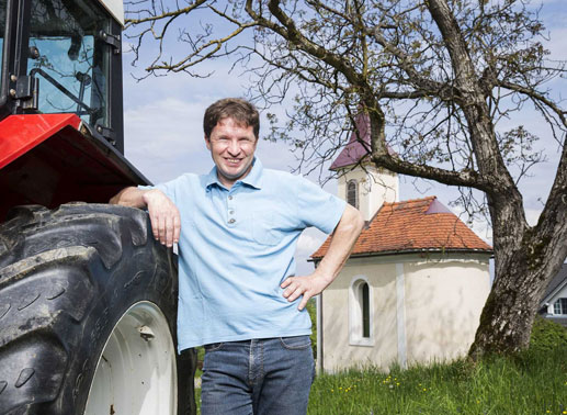 Anton – der schüchterne Kernölbauer, 43 Jahre aus der Steiermark. Anton ist hauptberuflich Lkw-Fahrer, nebenberuflich stellt er Kernöl und Apfelsaft her und vertreibt weiters ganze Kürbisse sowie Kürbiskerne. Er hatte noch nie eine Beziehung, er ist einfach zu schüchtern, um Frauen anzusprechen. Bild: ATV