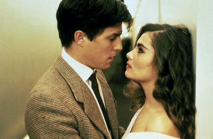 Nigel (Hugh Grant) ist fasziniert von der schönen Mimi (Emmanuelle Seigner). Bild: Sender / Timothy Burrill Prod. / Les Films Alain Sarde / Canal +, VA