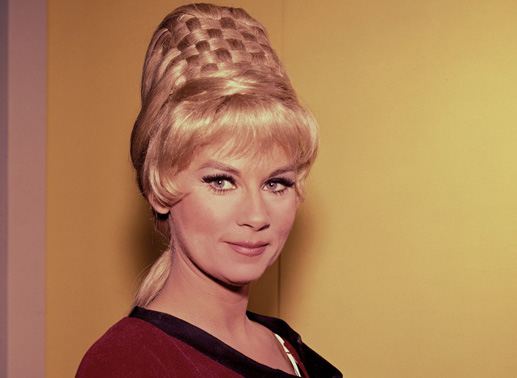 Yeoman Janice Rand (Grace Lee Whitney) erledigt administrative Aufgaben an Bord der Enterprise. Bild: Sender