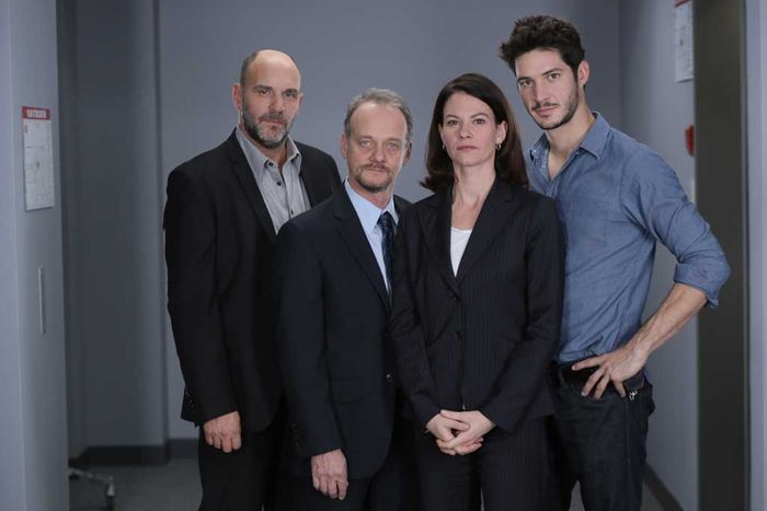 Das Ermittlerteam Bob Crépault (Sylvain Marcel), Julie Beauchemin (Fanny Mallette) und Maxime Moreli (Eric Bruneau) mit dem Leiter der Mordkommission und Marcel Lévesque (Pierre Verville). Bild: Sender / Serge Gauvin Photographe 514-773