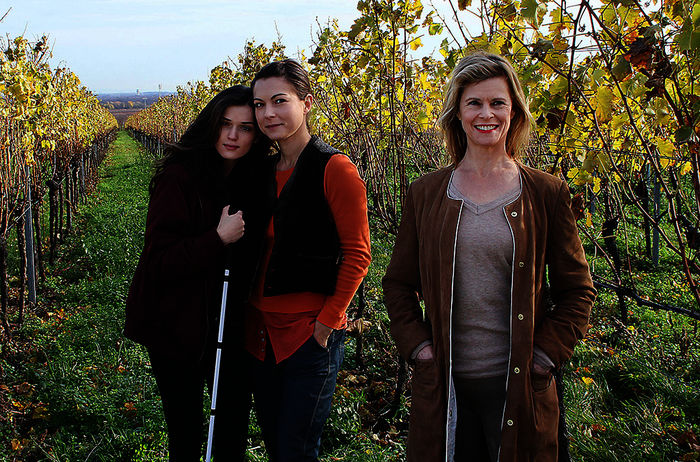 Für Käthe Wader (Leslie Malton), Tochter Anne (Henriette Richter-Röhl) und Enkelin Tori (Caroline Hartig) ist das Weingut ihr Zuhause. Bild: Sender / ARD Degeto / Johannes Krieg