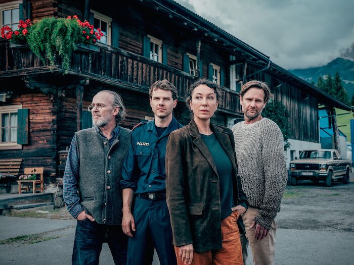 Tiroler Blut: Sven-Eric Bechtolf (Hannes Gruber), Noah L. Perktold (Tobi Gruber), Ursula Strauss (Fanny Gruber), Kai Ivo Baulitz (G&uuml;nter Gruber). Bild: Sender / Rundfilm / Nikolett Kustos