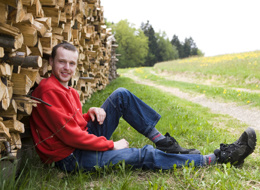 Thomas, der fleißige Weber, 29 Jahre, aus Oberösterreich. Er ist einer der letzten gelernten Weber Österreichs, arbeitet auch als Totengräber und in einer Selcherei. Er ist seit fünf Jahren Single und sucht eine Frau die witzig ist, treu und liebevoll sein kann und nicht zu dick ist. Bild: Sender