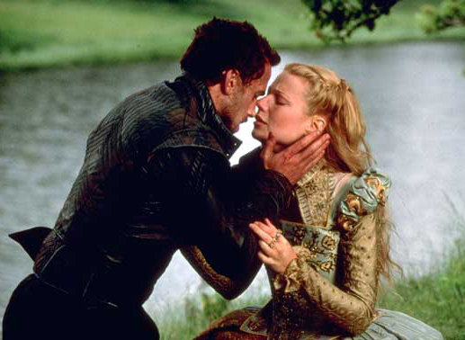 Zwischen William (Joseph Fiennes) und Viola (Gwyneth Paltrow) entbrennt eine hei&szlig;e Romanze. Bild: Sender
