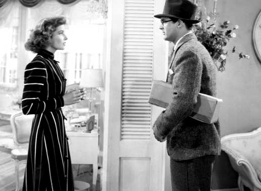 Susan (Katharine Hepburn) bittet David (Cary Grant), ihr beim "Babysitting" eines Leoparden zu helfen. Bild: Sender