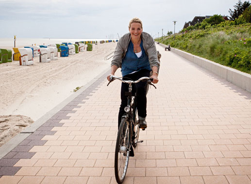 Immer auf Achse: Die Insel-Anwältin Katharina Reiff (Tanja Wedhorn). Bild: Sender / Gordon Mühle