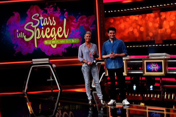 Sonja Zietlow hält den Stars in der neuen Psycho-Game-Show "Stars im Spiegel - Sag mir, wie ich bin" den Spiegel vor - ungeschönt, offen und ehrlich. Ihr zur Seite steht Lutz van der Horst. Bild: Sender/RTL