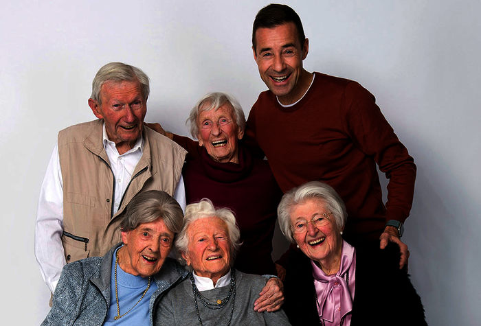 "Die Weisheit der Hundertjährigen - mit Kai Pflaume": Willi Passmann, Hedwig Slomp, Ilse Karsch, Lilo Bredthauer, Kai Pflaume und Anny Hamm. Bild: Sender / NDR / Thorsten Jander