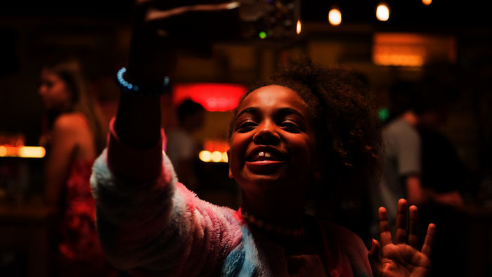 Binti (Bebel Tshiani Baloji) will eine berühmte Vloggerin werden. Bild: KiKA/2019 BULLETPROOF CUPID bvba
