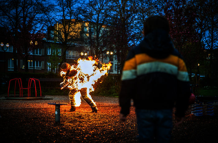 In einer Stadt, die auf den ersten Blick keine Geschichte hat, setzen sich Fremde an öffentlichen Orten in Brand.
Bild: Sender / arte / Calt Studio / Sofie Silbermann 2019 