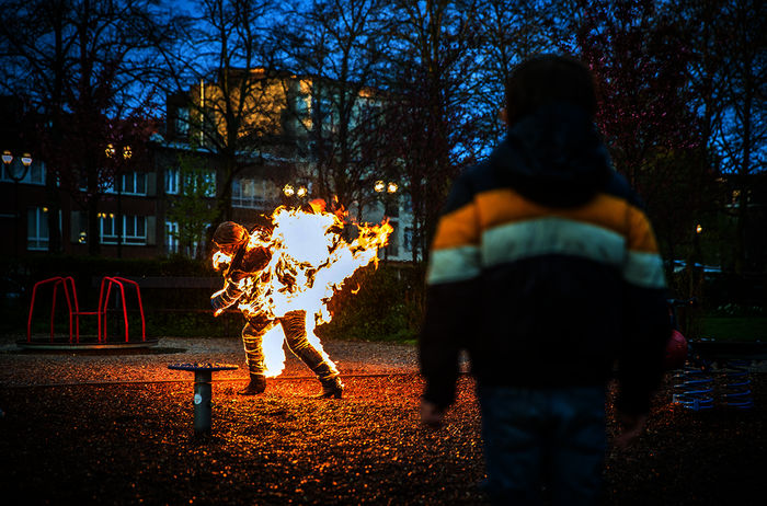 In einer Stadt, die auf den ersten Blick keine Geschichte hat, setzen sich Fremde an öffentlichen Orten in Brand.
Bild: Sender / arte / Calt Studio / Sofie Silbermann 2019