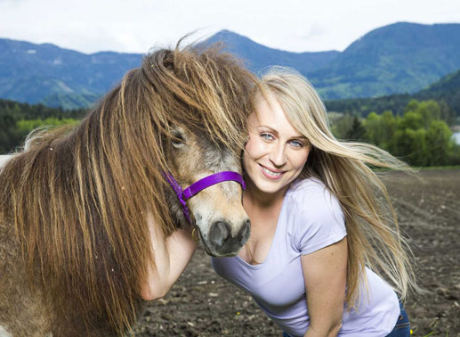 Katrin – die anmutige Kärntnerin, 25 Jahre. Katrin betreibt eine Minishetlandpony-Zucht und hat mit ihrem Zuchthengst schon international Preise gewonnen. Ihr Traummann soll 1,85 Meter groß sein, sportlichen Körperbau samt Sixpack sowie schöne Zähne haben. Bild: ATV