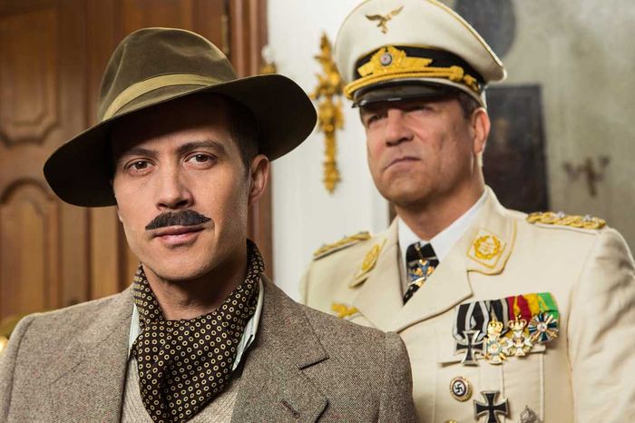 Die Geschichte des Brüderpaares Göring, gespielt von Francis Fulton-Smith (rechts) und Barnaby Metschurat (links). Bild: Sender / Beate Wätzel